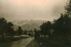 Straßenszene in einer Balkanstadt mit Bergpanorama, 1941-1943