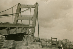 Zerstörte Brücke mit Stadtansicht im Balkan, 1941-1943