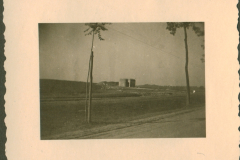 Landschaft mit Feldstellungen und Infrastruktur in Polen