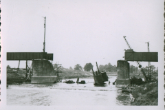 Zerstörte Brückenpfeiler über Fluss in Polen