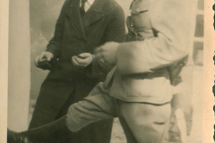 Deutscher Soldat im Gespräch mit polnischem Zivilisten, Polen 1939-1940
