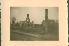 Zerstörte Industrieanlage in Polen mit Schornsteinen und Ruinen
