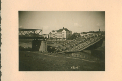 Zerstörte Eisenbahnbrücke über Fluss in polnischer Stadt, 1939-1940