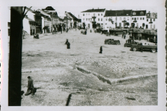 Marktplatz einer polnischen Stadt mit deutschen Militärfahrzeugen während der Besatzung