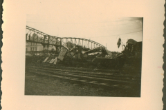 Zerstörte Eisenbahnbrücke und Gleisanlage in Polen