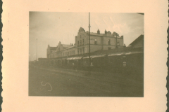 Bahnhofgebäude in Polen mit Militärzug
