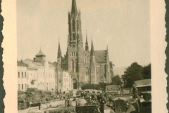 Militärkonvoi auf Platz vor gotischer Kirche in Polen