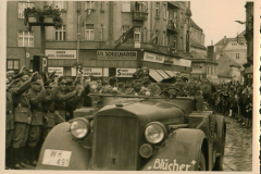 Militärparade in polnischer Stadt mit Heeresfahrzeugen und Zivilbevölkerung