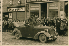 Militärparade in Polen mit Kraftwagen und Menschenmenge