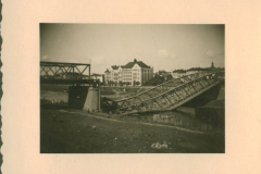 Zerstörte Eisenbahnbrücke über Fluss in polnischer Stadt, 1939-1940