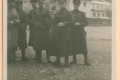 Besprechung im Gelände mit Offizieren der Wehrmacht vor Schlosskulisse