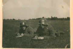 Soldaten bei Feldübung mit Stahlhelmen in offener Landschaft
