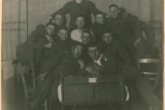 Gruppenfoto von Soldaten in Kasernenstube, beschriftet 'Zimmer 3'