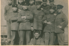 Gruppenporträt von Heeresoffizieren und Unteroffizieren in Uniform