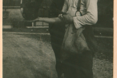 Soldat bei der Pferdepflege, 1930er Jahre