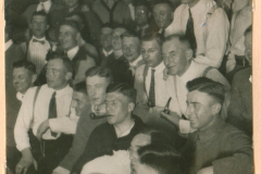 Gruppenaufnahme von Offizieren und Unteroffizieren in Innenraum, 1930er Jahre