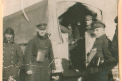 Militärpersonal beim Flugzeugtransport, 1930er Jahre