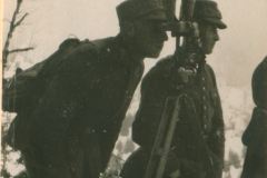 Heeresoffiziere mit Feldstecher bei Winterübung im Gebirge