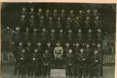 Gruppenfoto Rekrutenlehrgang 1925/26, Leutnant d. L.P. mit Offiziersanwärtern