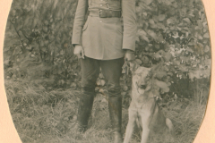 Offizier der Wehrmacht in Uniform mit Hund in Waldgelände