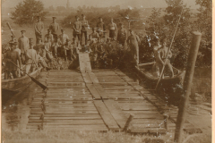 Pioniere beim Brückenbau über Flussübergang, Feldlager