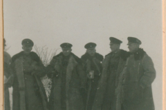 Fünf Heeresoffiziere in Winteruniform im Schnee
