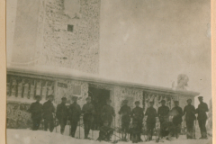 Militärische Gruppe vor Gebäude im Schnee, Ochsenkopf