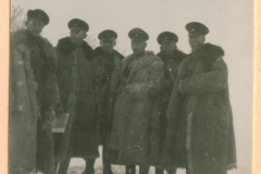 Gruppe von Heeresoffizieren in Winteruniform im Schnee