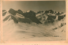 Schneebedeckte Berglandschaft mit Handschriftlicher Beschriftung