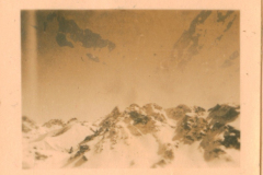 Schneebedeckte Berglandschaft in Hochgebirgsregion