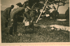 Offiziere bei Kartenbesprechung im Gelände, Skierholung Alpenregion 1935/36