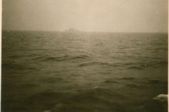 Kriegsschiff vor der Küste