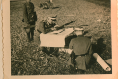 Kartenstudium während Feldübung, Heeresoffiziere bei Lagebesprechung