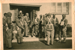 Offiziersbesprechung vor Gebäude, Wehrmacht-Ausbildung