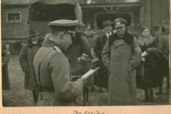 Offizier der Abteilung Infanterie bei Ansprache vor Zivilbevölkerung