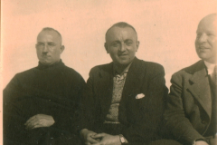 Drei Männer in Winterkleidung in Berglandschaft