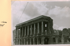 Kriegszerstörtes klassizistisches Gebäude mit Säulenfront nach Kampfhandlungen