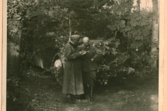Offiziere bei Kartenbesprechung im Waldgelände