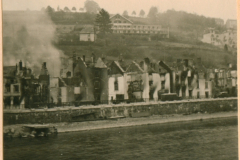 Sedlam an der Moldau mit Flussuferbebauung und Hügellandschaft
