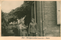 Offizier der Feldgendarmerie in Uniform vor Backsteingebäude