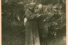 Generalstabsoffiziere bei Kartenbesprechung im Gelände