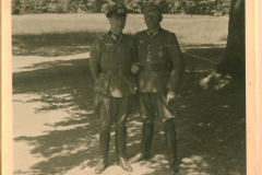 Zwei Heeresoffiziere in Uniform bei Collaix