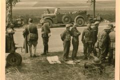 Generalstabsoffiziere und Soldaten bei Lagebesprechung mit Kraftfahrzeugen, England 1940