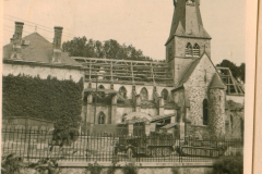 Kirche in Südhoes mit Panzerfahrzeug und Befestigungen