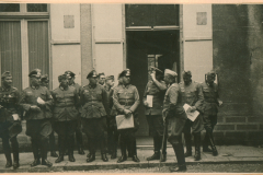 Generalstabsoffiziere und Heeresoffiziere bei Besprechung vor Gebäude
