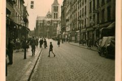 Straßenszene in Dijon mit Kathedrale Saint-Bénigne