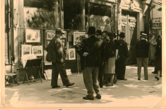 Kunstausstellung in einer Pariser Straße, 1940