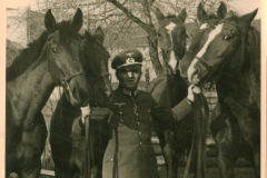 Offizier der Wehrmacht mit drei Pferden