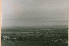Landschaft mit Flusstal und Dorfansiedlung, Ostfront