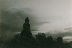 Abendstimmung mit Kirchturm in Waldlandschaft
